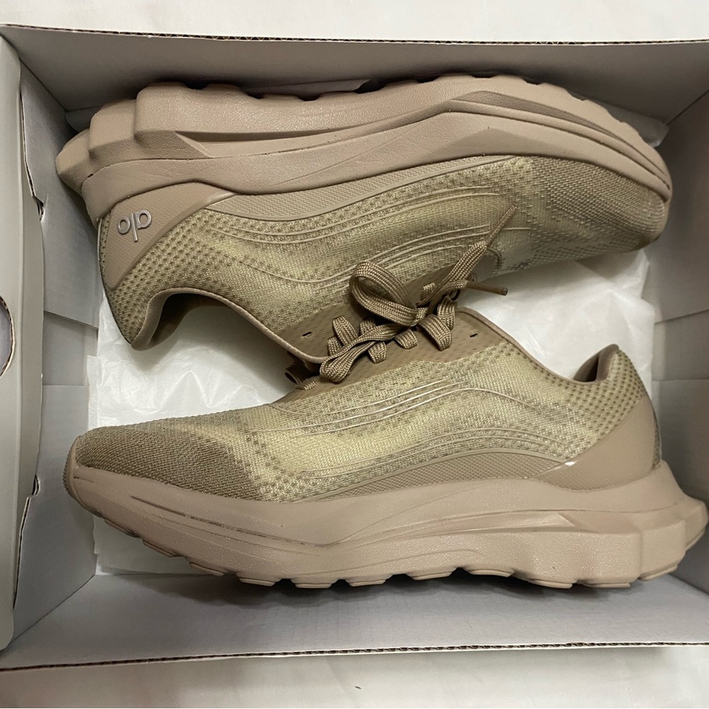 NWT ALO Yoga Gravel Runner Sneakers women's 8.5